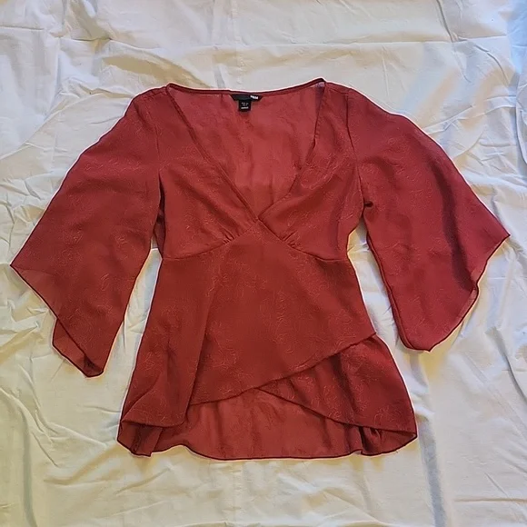 (A) V neck peplum top, red 2000s style blouse, with v neckline and embroidery - Picture 2 of 5